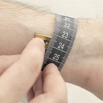 تعیین سایز دستبند و النگو؛ چطور مچ دست‌مان را اندازه‌گیری کنیم؟